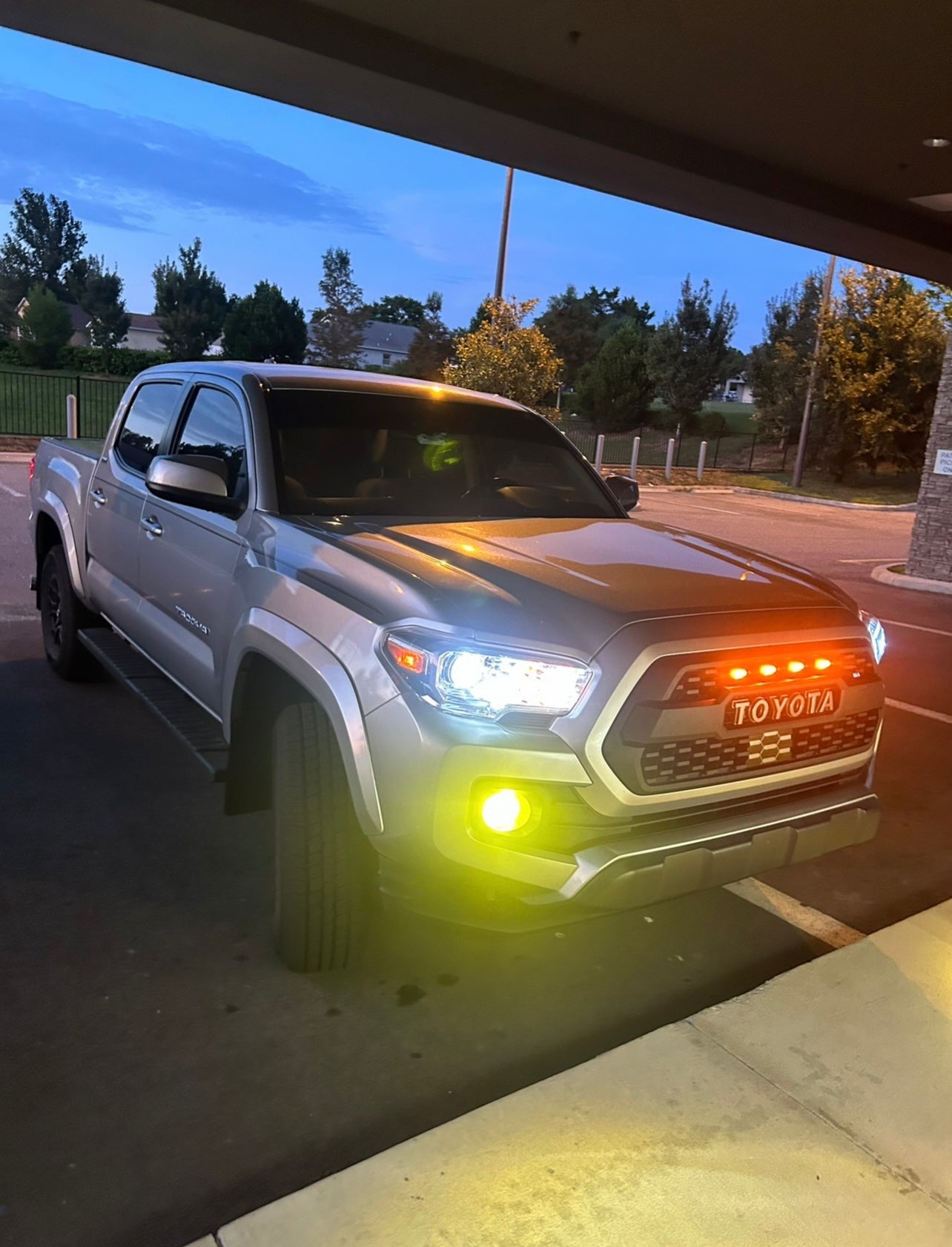 Tacoma TRD Pro Style Grille 2016-2023 + Raptor LED Lights 4PCS
